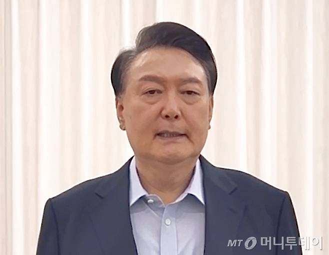 [서울=뉴시스] 조수정 기자 = 윤석열 대통령이 고위공직자범죄수사처와 경찰이 체포영장 재집행에 나선 15일 관저에서 촬영된 것으로 보이는 영상을 통해 '국민께 드리는 말씀' 제하의 대국민 담화를 발표하고 있다. (사진=대통령실 제공 영상 캡처) 2025.01.15. /사진=조수정