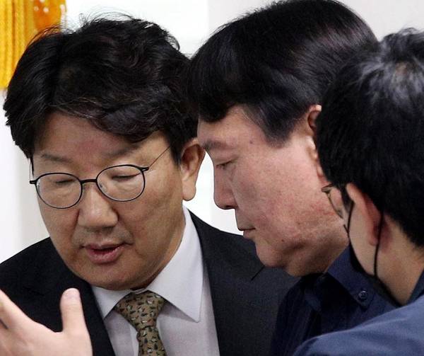 사진은 당시 윤석열 국민의힘 대선 예비 후보가 2021년 10월21일 오전 서울 여의도 국민의힘 중앙당사에서 청년정책 공약 발표를 마친 뒤 권성동 선거대책본부장과 이야기를 나누고 있는 모습. /사진=뉴스1