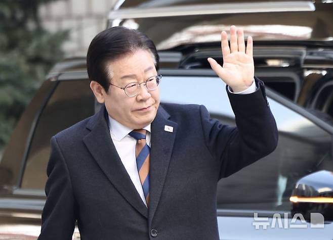 [서울=뉴시스] 김명년 기자 = 이재명 더불어민주당 대표가 17일 오전 서울 서초구 중앙지방법원에서 열린 '대장동 배임 및 성남FC 뇌물 의혹' 64차 공판에 출석하며 지지자들에게 손을 들어 인사하고 있다. 2025.01.17. kmn@newsis.com