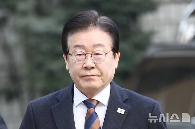 [서울=뉴시스] 김명년 기자 = 이재명 더불어민주당 대표가 17일 오전 서울 서초구 중앙지방법원에서 열린 '대장동 배임 및 성남FC 뇌물 의혹' 64차 공판에 출석하고 있다. 2025.01.17. kmn@newsis.com