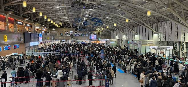 16일 오전 부산 김해공항 국제선 터미널 출국장에 승객이 몰려 극심하게 혼잡한 모습. 독자 제공
