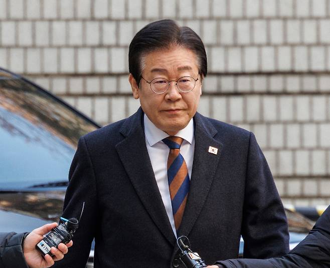 더불어민주당 이재명 대표가 17일 오전 서울 서초구 서울중앙지방법원에서 열린 '대장동 배임·성남FC 뇌물' 1심 속행 공판에 출석하고 있다. 연합뉴스