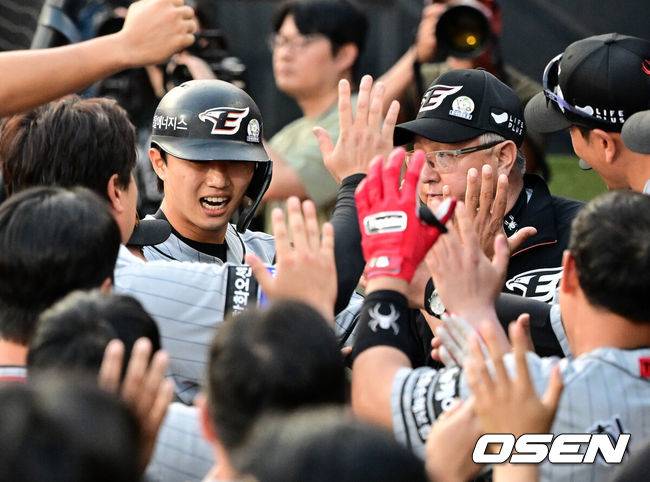 [OSEN=지형준 기자]  득점을 올린 한화 이원석이 김경문 감독을 비롯해 선수들의 환영을 받고 있다. 2024.06.06 / jpnews@osen.co.kr