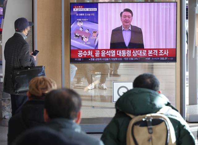 ▲고위공직자범죄수사처(공수처)와 경찰이 윤석열 대통령에 대한 2차 체포영장 집행에 나선 1월 15일 오전 서울역에서 시민들이 관련 뉴스를 보고 있다. ⓒ연합뉴스