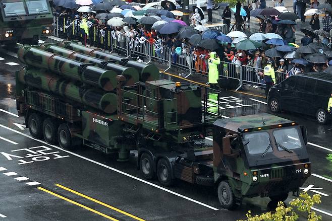 L-SAM 발사대 차량이 도로를 이동하고 있다. 세계일보 자료사진