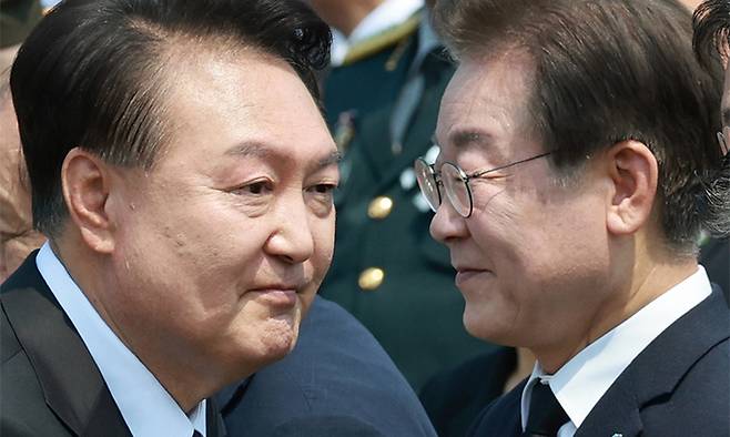 지난 2024년 6월 6일 윤석열 대통령이 서울 동작구 국립서울현충원에서 열린 제69회 현충일 추념식이 끝난 뒤 떠나며 여야 정치인들과 인사하고 있다. 윤 대통령 오른쪽은 더불어민주당 이재명 대표. 연합뉴스