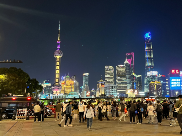 중국 상하이의 상징 와이탄은 전 세계 각지에서 온 관광객들로 북적인다.