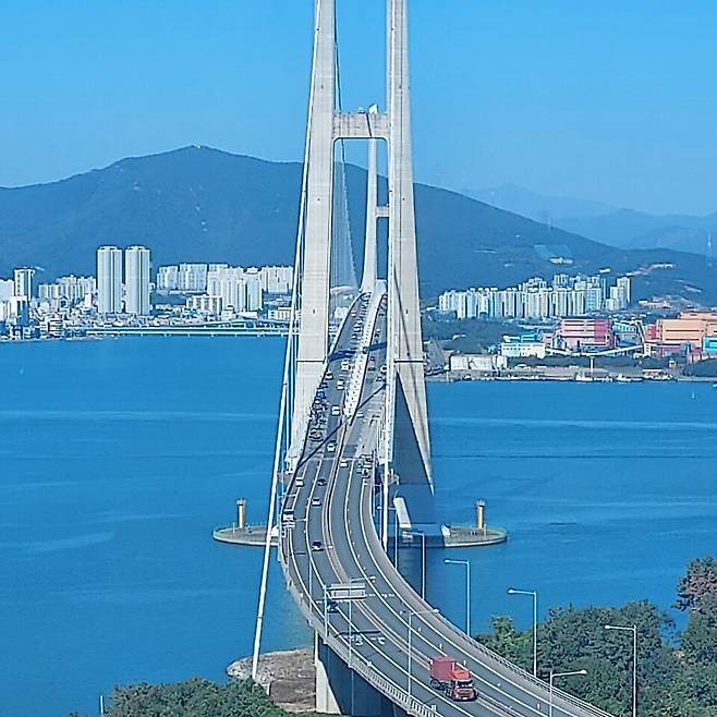 전남 여수와 광양을 잇는 이순신대교 전경. 다리를 건너면 오른쪽에 포스코 광양제철소가 위치한다. 이 다리는 계획 초기에는 가칭 '광양대교'로 불렸으나 2007년 전남도 '주요 장대 교량에 대한 명칭 공모'를 통해 '이순신대교'라는 현재의 이름이 정해졌다. ⓒ시사저널 정성환