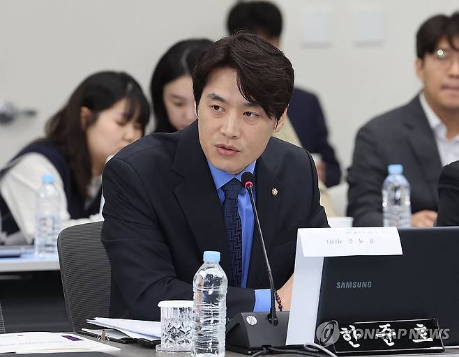 질의하는 한준호 의원 (부산=연합뉴스) 강선배 기자 = 국회 국토교통위원회의 부산시에 대한 국정감사가 열린 14일 부산 연제구 시청 대회의실에서 더불어민주당 한준호 의원이 질의하고 있다. 2024.10.14 sbkang@yna.co.kr