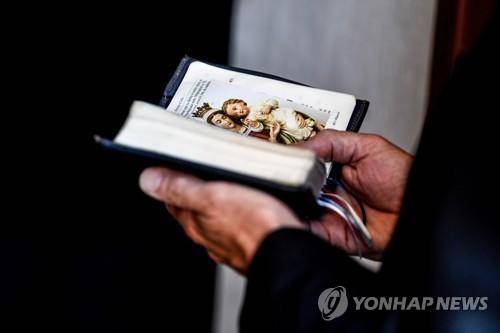 성경 읽는 한 남성 [EPA 연합뉴스 자료사진. 재판매 및 DB 금지]