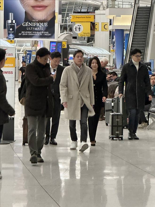 정용진 신세계 회장과 배우자 한지희(오른쪽) 씨가 함께 뉴욕 J.F.K 공항을 걸어오고 있다. (사진=김상윤 특파원)