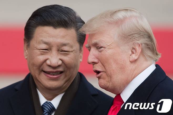 도널드 트럼프 미국 대통령 당선인이 17일(현지시간) 시진핑 중국 국가주석과 전화 통화를 하고 무역, 펜타닐, 틱톡 등을 논의했다고 밝혔다. 사진은 지난  트럼프 당선인의 첫번재 대통령 재임시절인 2017년 11월 9일(현지시간) 베이징 인민대궁전의 환영식에서 시진핑 주석과 대화하는 모습. ⓒ AFP=뉴스1 ⓒ News1 우동명 기자