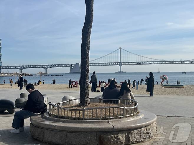 18일 오후 부산 광안리해수욕장에서 시민들이 벤치에 앉아있다.2025.1.18/뉴스1 ⓒ News1 장광일 기자