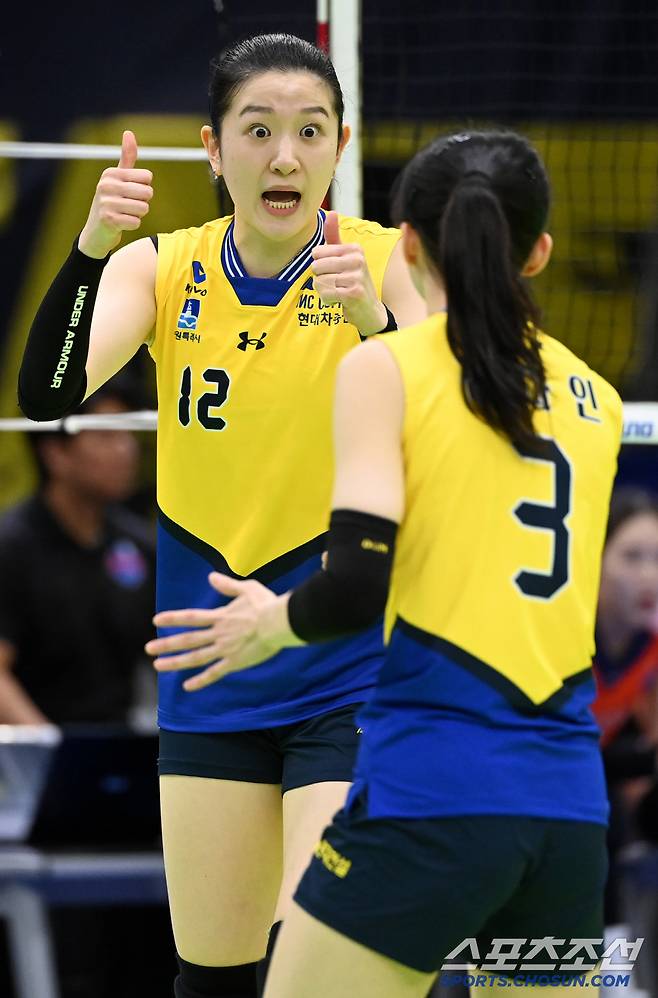 김다인의 토스에 득점을 따낸 이다현이 엄지 척을 선사