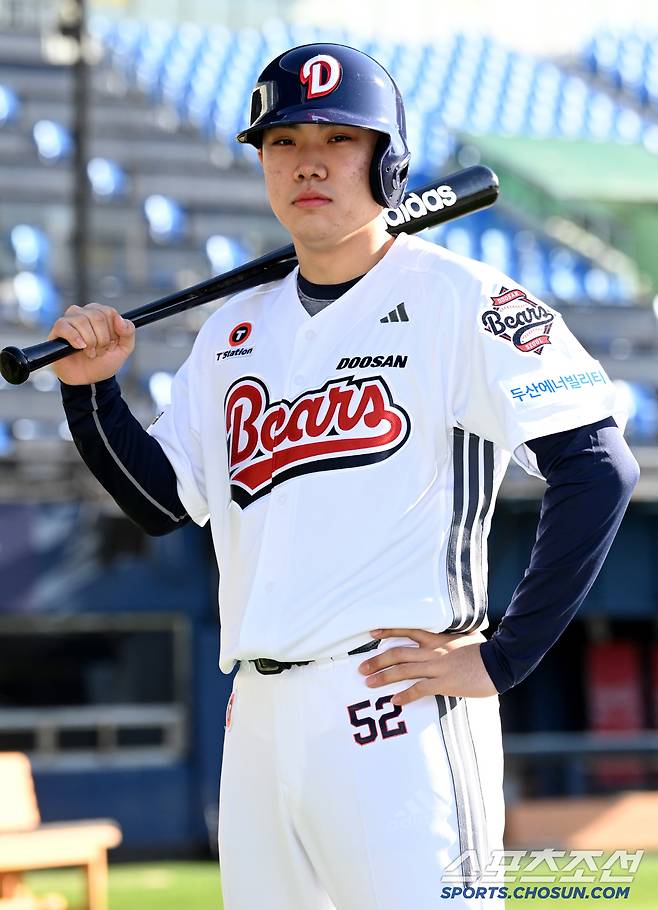 2025 두산베어스 창단기념식이 15일 잠실야구장에서 열렸다. 신인 박준순이 포토타임을 갖고 있다. 잠실=허상욱 기자 wook@sportschosun.com/2025.01.15/