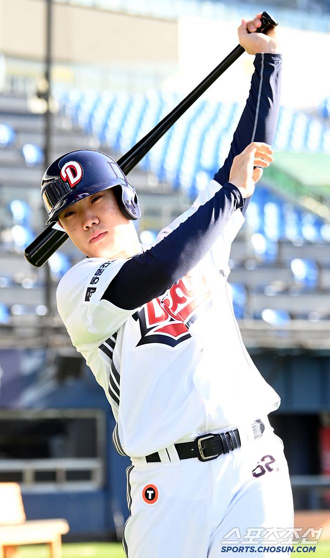 2025 두산베어스 창단기념식이 15일 잠실야구장에서 열렸다. 신인 박준순이 포토타임을 갖고 있다. 잠실=허상욱 기자 wook@sportschosun.com/2025.01.15/