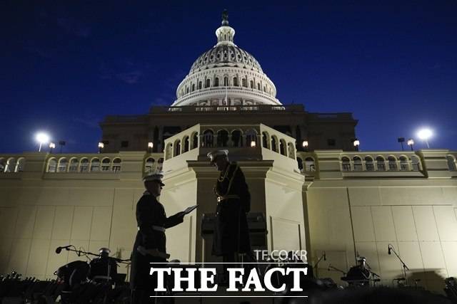 사진설명2미국 워싱턴 의회 의사당 서쪽에서 트럼프 당선인의 취임식을 앞두고 예행연습이 진행 중인 모습. /AP. 뉴시스