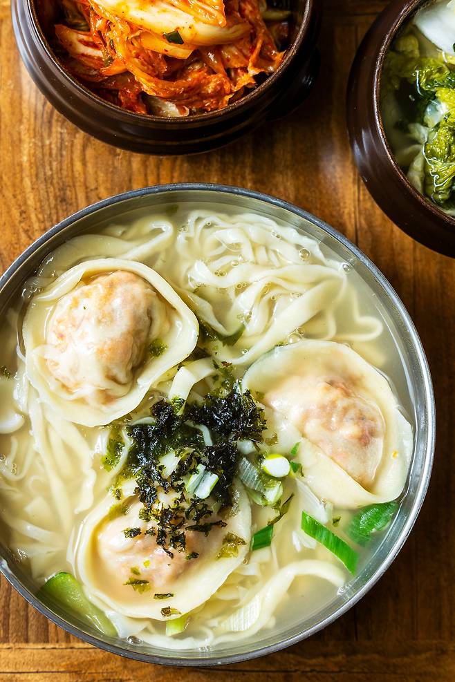 교외선 재개통 후 무정차 통과역이 된 대정역의 숨은 맛집 '교외선 우리집'의 '칼만둣국'. 주인이 홍두깨로 밀어 만든 면, 손으로 빚어 만든 만두가 엄마 손 맛을 떠올리게 한다. / 양수열 영상미디어 기자