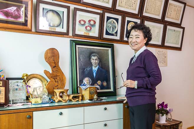 2001년 1월 26일 도쿄 신오쿠보역에서 일본인 취객을 구하려다 숨진 고(故) 이수현씨는 한일 우호의 상징이 됐다. 그의 뜻을 이어 설립된 'LSH아시아장학회'가 23년째 운영 중이다. 이 장학회 명예회장인 모친 신윤찬씨는 작년 말 일본 정부로부터 훈장을 받았다. 지난 6일 부산 중동 자택에서 만난 신씨가 한 일본인 화가가 그려 보낸 아들 그림 앞에서 웃고 있다. 그림 왼쪽에 사람이 손을 모은 형상의 나무 공예품에 미안하다는 뜻의 'すまん(스만)'이 새겨져 있다. /양수열 영상미디어 기자