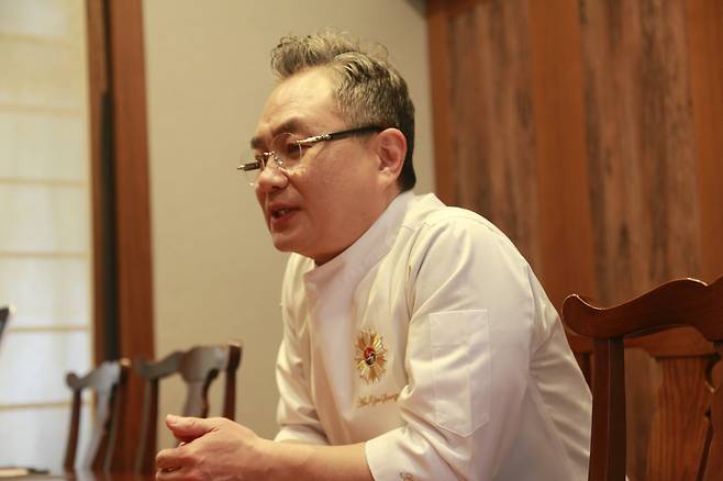 안유성 대한민국 제16대 조리명장이 조선비즈와 인터뷰를 갖고 있는 모습. /이정수 기자