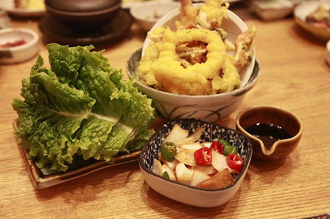 가매일식의 텐동. 전라남도 음식인 '상추 튀김'에서 영감 받은 것이 특징이다. /이정수 기자