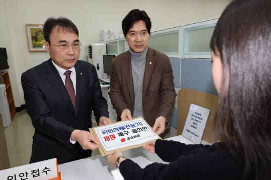 국민의힘 박성훈, 이종욱 의원이 14일 오전 서울 여의도 국회 의안과에서 더불어민주당 전용기 의원 제명촉구 결의안을 제출하고 있다. 연합뉴스