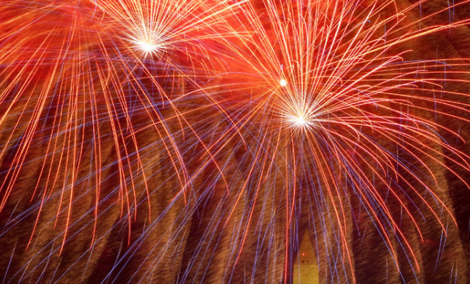 미국 워싱턴 DC에서 지난해 7월 4일 불꽃 축제가 열리고 있다. ⓒAP/뉴시스