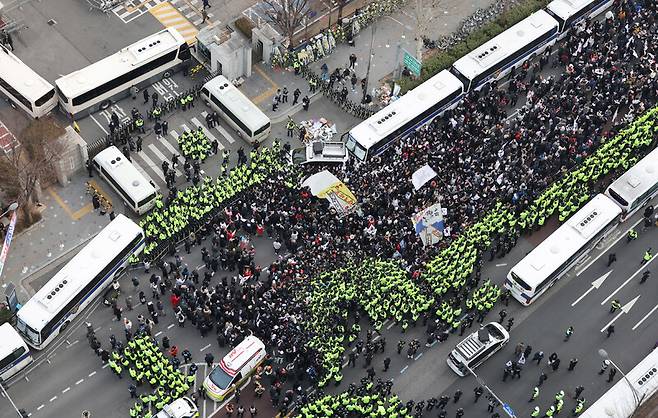내란 우두머리 혐의로 체포된 윤석열 대통령이 출석한 가운데 구속 전 피의자심문(영장실질심사)이 열린 18일 서울 마포구 서울서부지법 앞 마포대로에서 윤 대통령 지지자들과 보수단체 회원들이 윤 대통령 석방을 촉구하며 시위하고 있다. 공동취재사진