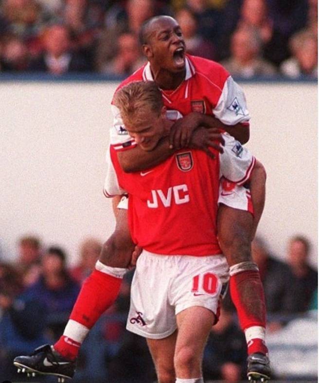 아스널의 레전드인 데니스 베르캄프(아래)와 이안 라이트는 벵거의 식단 제한에 상반된 반응을 보였다. 벵거가 다이어트 목적으로 티(tea)를 금지했음에도 라이트는 몰래 티를 마셨다. 이를 발견한 베르캄프는 “팀 전체가 노력하고 있는데, 네가 계속 티를 마시면, 우리가 골이 가장 필요할 때 너는 팀을 실망시킬 거야”라고 말했다고 한다. 라이트는 이후 죄책감 때문에 티를 마시지 않기로 결심했다. 이안 라이트 인스타그램