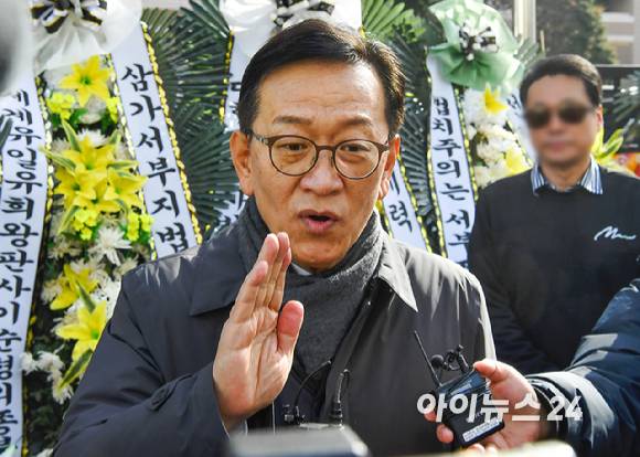 윤석열 대통령 측 석동현 변호사가 내란 수괴와 직권남용 등의 혐의를 받는 윤석열 대통령의 구속 전 피의자 심문(영장실질심사)을 앞둔 18일 서울 마포구 서부지방법원에서 취재진의 질문에 답변하고 있다. [사진=곽영래 기자]