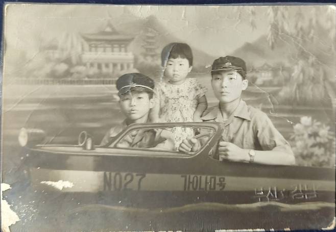 중학생 안종필(사진 오른쪽)이 동생 안인성, 안애숙과 부산 한 사진관에서 찍은 사진.
