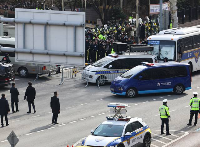 ▲ 내란 우두머리 혐의로 체포된 윤석열 대통령이 탑승한 차량 행렬이 18일 영장실질심사가 열리는 서울 마포구 서울서부지법으로 들어서고 있다. 연합뉴스