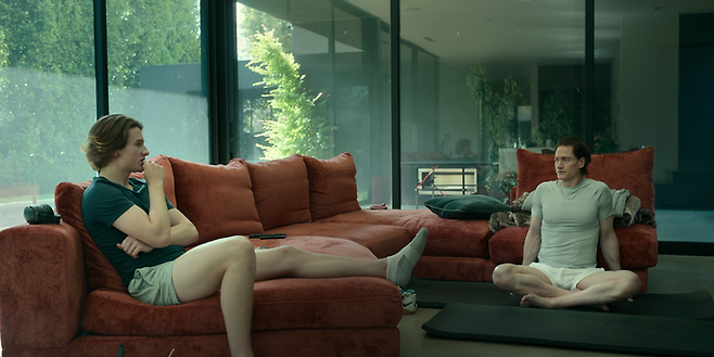 이혼 후 엄마와 살던 존슨의 아들은 얼마 전부터 존슨과 함께 살기 시작했다. 아들은 존슨의 프로젝트를 적극 지지한다. 넷플릭스 제공