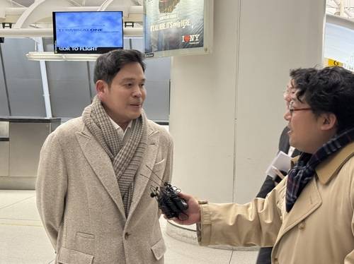 18일(현지시간) 미국 뉴욕 JFK국제공항에서 국내 취재진 만난 정용진 신세계그룹 회장. 연합뉴스