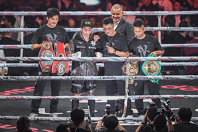 이노우에 나오야(왼쪽에서 두 번째)가 2024년 9월 프로복싱 슈퍼밴텀급 통합타이틀매치 승리 후 WBO IBF WBA WBC 세계 챔피언 벨트와 기념 촬영을 하고 있다. 사진=AFP=연합뉴스 제공