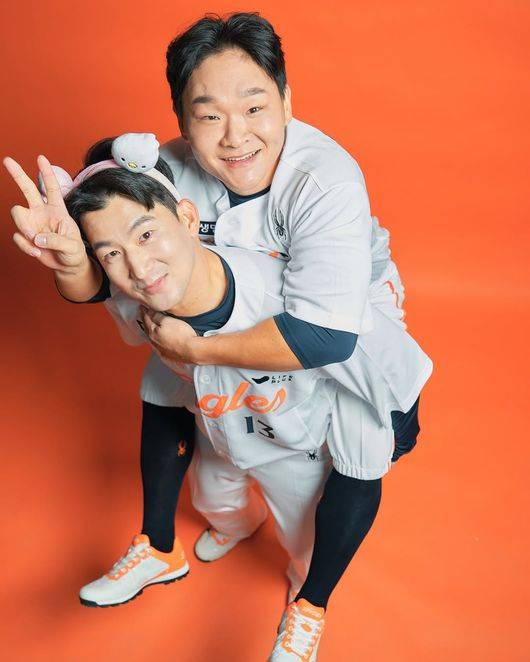 한화 최재훈이 프로필 촬영에서 김태연을 업고 포즈를 취하고 있다. /한화 이글스 제공