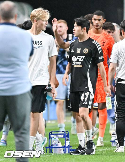 [OSEN=서울월드컵경기장, 박준형 기자] 토트넘 홋스퍼가 팀 K리그를 상대로 4-3 승리를 거뒀다.토트넘 홋스퍼는 31일 오후 8시 서울월드컵경기장에서 팀 K리그를 상대로&nbsp;2024 쿠팡플레이 시리즈 1차전 맞대결을 펼쳐 팽팽한 접전끝에 4-3으로 승리했다. 이로써 토트넘은 지난 27일 일본 도쿄에서 치른 비셀 고베전(3-2 승리)에 이어 이번 경기까지 승리, 프리시즌 연승을 달렸다.경기종료 후 양민혁이 토트넘 루카스 베리발과 이야기 나누고 있다. 2024.07.31 / soul1014@osen.co.kr