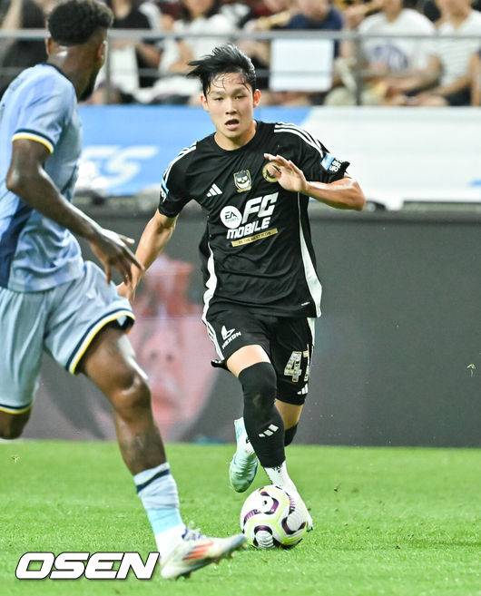 [OSEN=서울월드컵경기장, 박준형 기자] 31일 오후 서울월드컵경기장에서 쿠팡플레이 시리즈 토트넘 VS 팀 K리그 경기가 열렸다.토트넘은 지난 2022년 손흥민과 함께 방한해 팀 K리그, 세비야와 친선경기를 진행했다. 이번에는 팀 K리그에 이어 김민재가 뛰고 있는&nbsp;바이에른 뮌헨과 맞붙는다.전반 양민셕이 드리블을 하고 있다. 2024.07.31 / soul1014@osen.co.kr