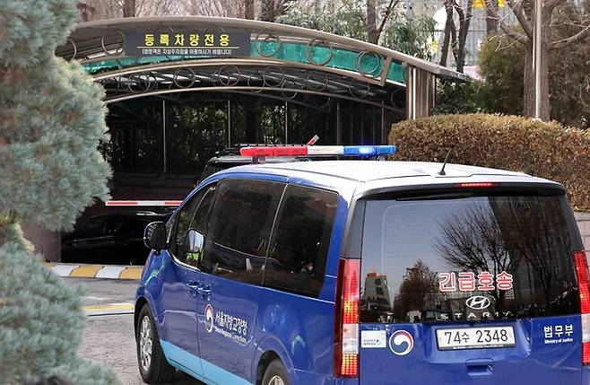 윤석열 대통령이 구속영장실질심사에 참석한 18일 오후 서울 마포구 서울서부지방법원으로 호송차량이 들어가고 있다. 뉴시스