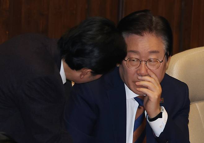 더불어민주당 이재명 대표가 17일 오후 서울 여의도 국회에서 열린 본회의에서 안규백 의원과 대화하고 있다. 뉴스1