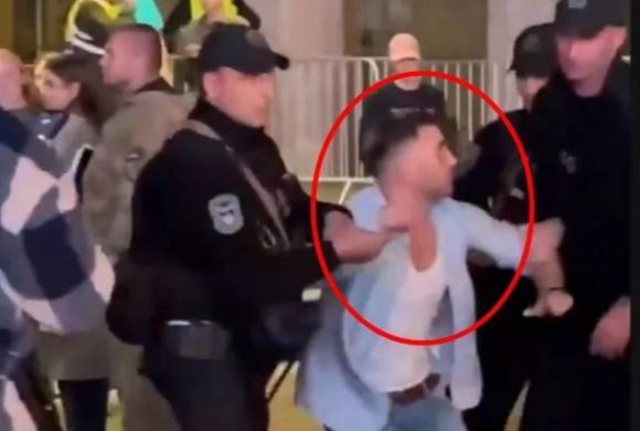 지난해 10월 수도 키이우에서 강제로 징병되는 우크라이나의 한 청년 모습