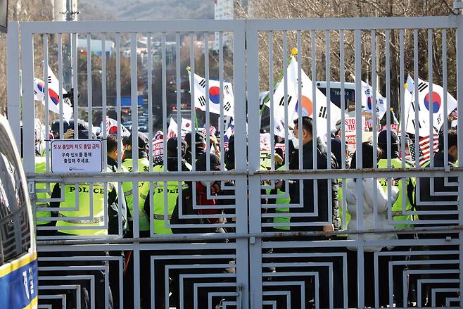 공조수사본부가 내란 수괴 혐의로 윤석열 대통령에 대한 체포영장을 집행한 1월15일 경기도 정부과천청사에서 윤 대통령 지지자들이 시위를 하고 있다. ⓒ시사저널 임준선