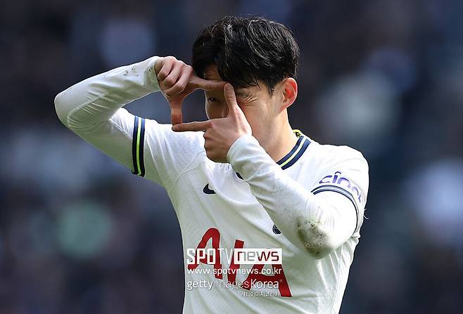 ▲ 토트넘은 최근에 구단 공식 발표를 통해 손흥민의 계약 연장 옵션을 발동했다고 밝혔다. 이에 따라 2015년 독일 바이엘 레버쿠젠에서 토트넘으로 이적한 손흥민은 최소 2026년까지 팀에 남게 됐다. 하지만 이는 다년 계약이 아닌 기존 계약서에 포함된 1년 연장 옵션을 구단이 일방적으로 행사한 결과다.