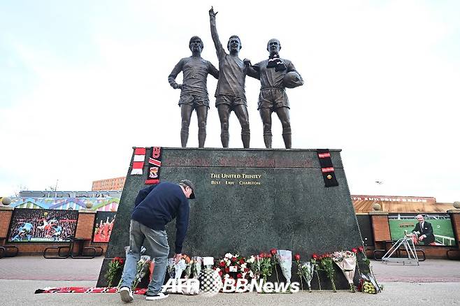 맨체스터 유타이티드의 홈구장인 올드 트래포드 앞에는 맨유의 레전드 (왼쪽부터) 조지 베스트와 데니스 로, 그리고 보비 찰튼의 동상이 나란히 세워져 있다. /AFPBBNews=뉴스1