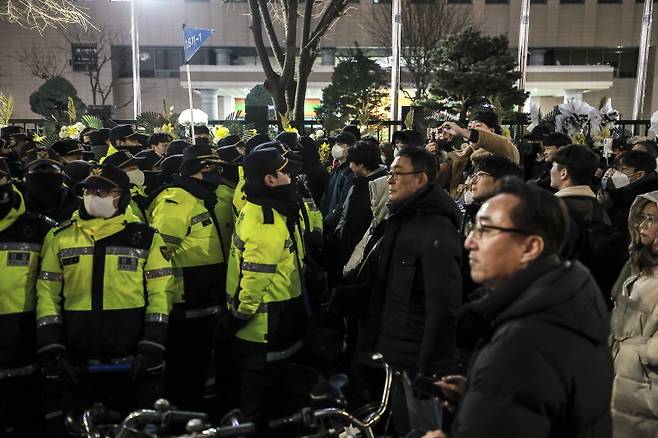 탄핵정국이 장기화하면서 정치적 불확실성이 더 심화하고 있다. 사진은 공수처가 윤석열 대통령의 구속영장을 청구한 서울서부지방법원 앞의 모습. [사진 | 뉴시스]