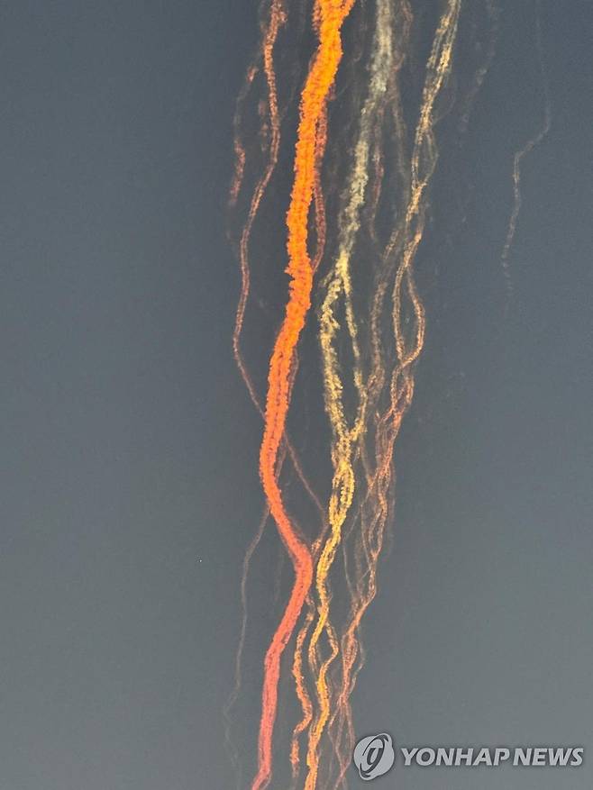 16일 스타십의 폭발한 잔해가 떨어지는 모습  [Greg Blee/AFP=연합뉴스. 재판매 및 DB 금지]