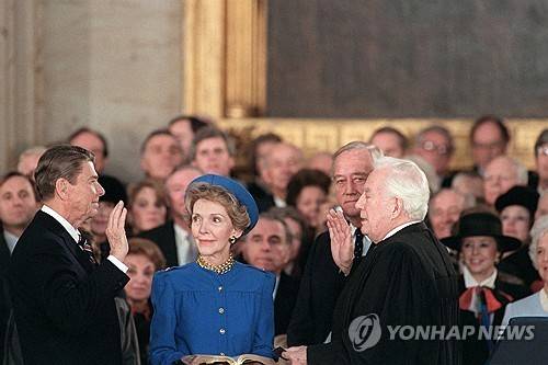 실내에서 진행된 레이건 당시 대통령 취임식 [AFP 연합뉴스 자료사진. 재판매 및 DB 금지]