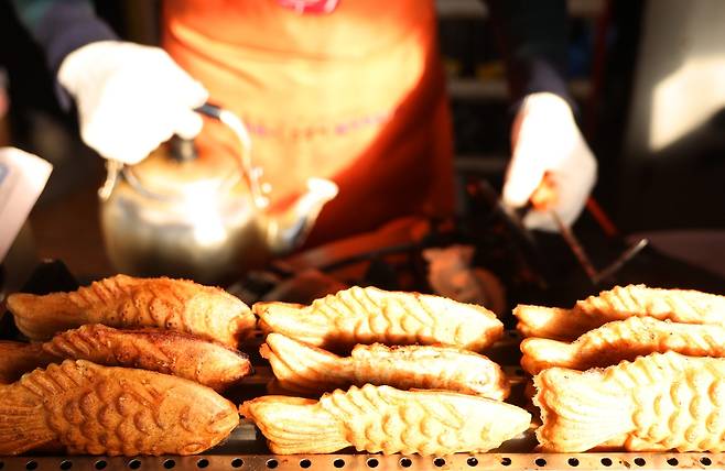 손님 기다리는 붕어빵  (대구=연합뉴스) 박세진 기자 = 17일 오후 대구 중구 동성로 한 붕어빵 판매점에서 판매자가 붕어빵을 만들고 있다. 2025.1.17 psjpsj@yna.co.kr