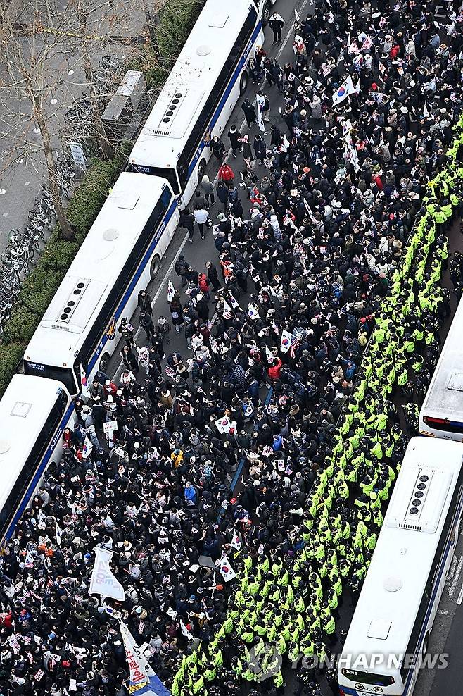 서부지법 앞 윤 대통령 지지자 집회 (서울=연합뉴스) 황광모 기자 = 내란 우두머리 혐의로 체포된 윤석열 대통령의 구속 전 피의자심문(영장실질심사)이 열린 18일 서울 마포구 서울서부지방법원 앞에서 윤 대통령 지지자들이 집회를 하고 있다. 2025.1.18 [공동취재] hkmpooh@yna.co.kr