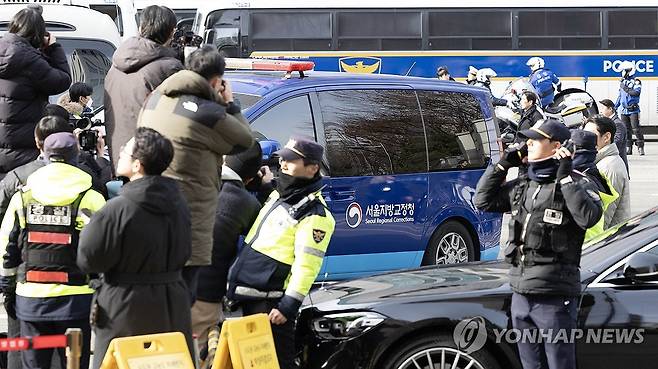 윤 대통령 호송차량, 서부지법 도착 (서울=연합뉴스) 황광모 기자 = 내란 우두머리 혐의로 체포된 윤석열 대통령의 구속 전 피의자심문(영장실질심사)을 앞두고 윤 대통령이 탄 것으로 추정되는 법무부 호송차량이 18일 서울 마포구 서울서부지법에 도착하고 있다. 2025.1.18 [공동취재] hkmpooh@yna.co.kr